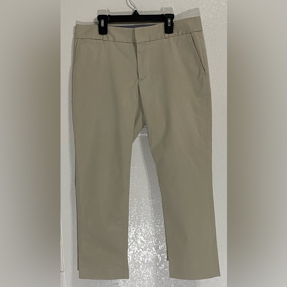 Tommy Bahama Pants - Tommy Bahama Women’s Kakhi Pants size 6 Stretch welt pocket pre-loved